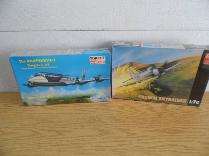 lot 12 image: 2 Airplane Models