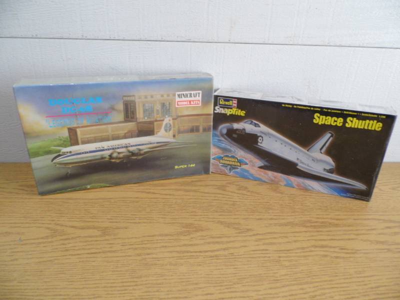 lot 13 image: Space Shuttle - Pan Am Super 144 Models