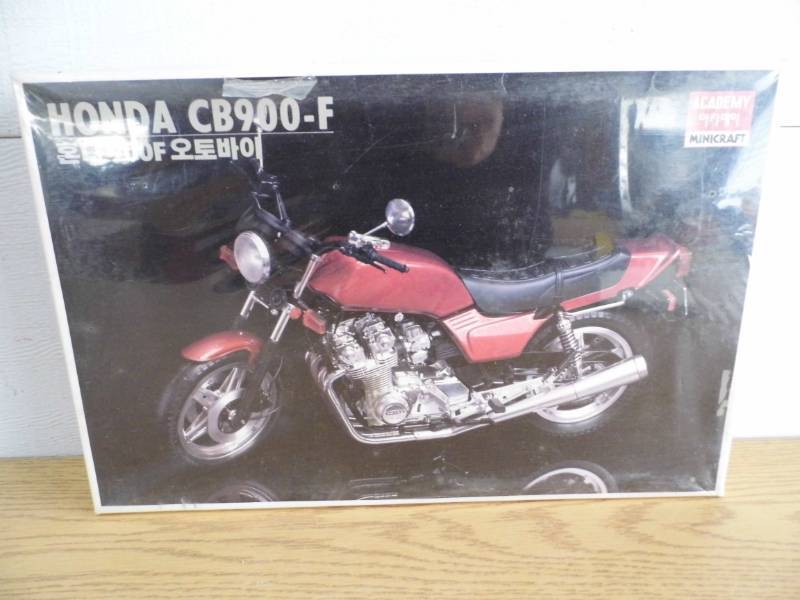 lot 21 image: Honda CB900F Model