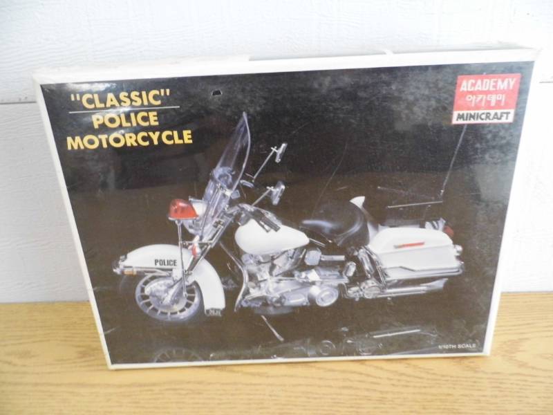 lot 22 image: Classic Police Motorcycle Model