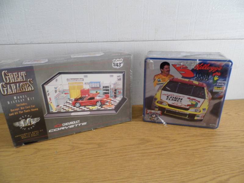 lot 23 image: Model Display Kit - Kelloggs Tin