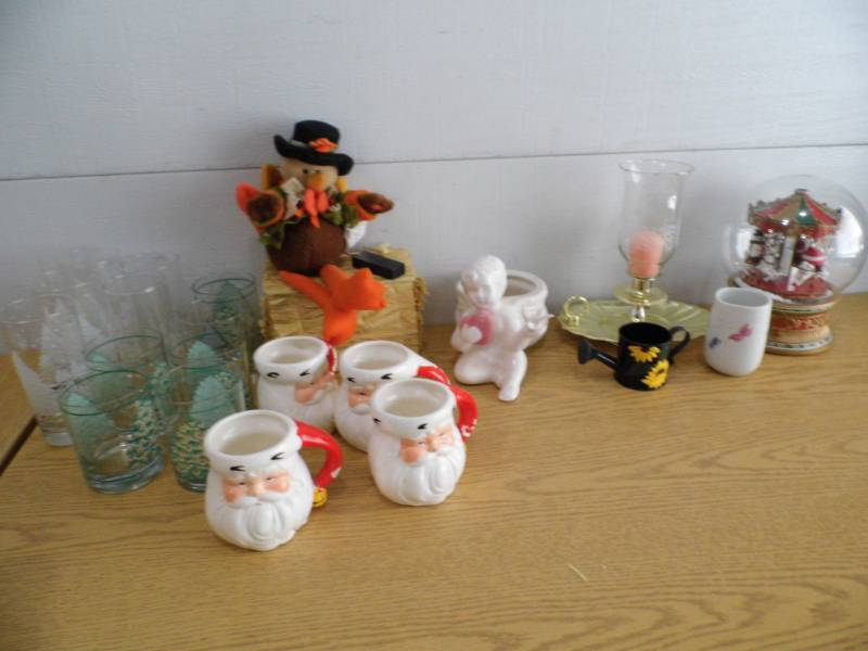 lot 27 image: Dcor - Glasses
