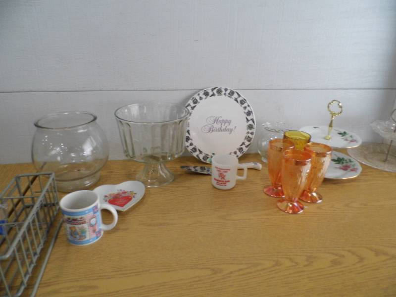 lot 32 image: Glassware
