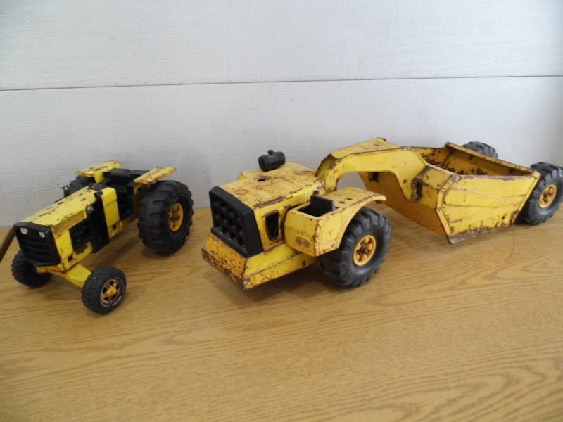 lot 42 image: Tonka Tractor Excavator