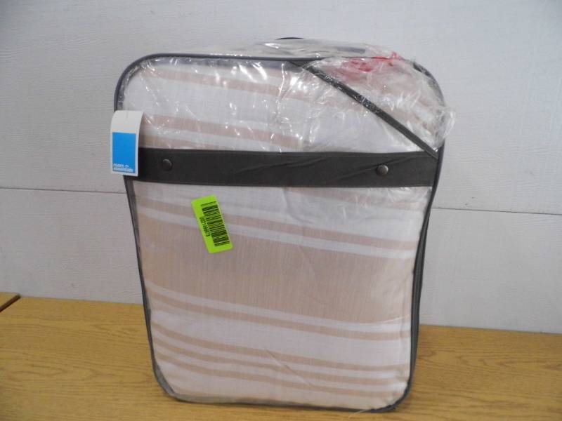 lot 92 image: Comforter Set