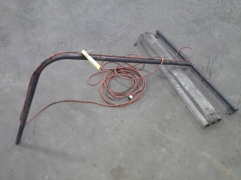 lot 8 image: 2-Tube Fluorescent Light Fixture with Bracket