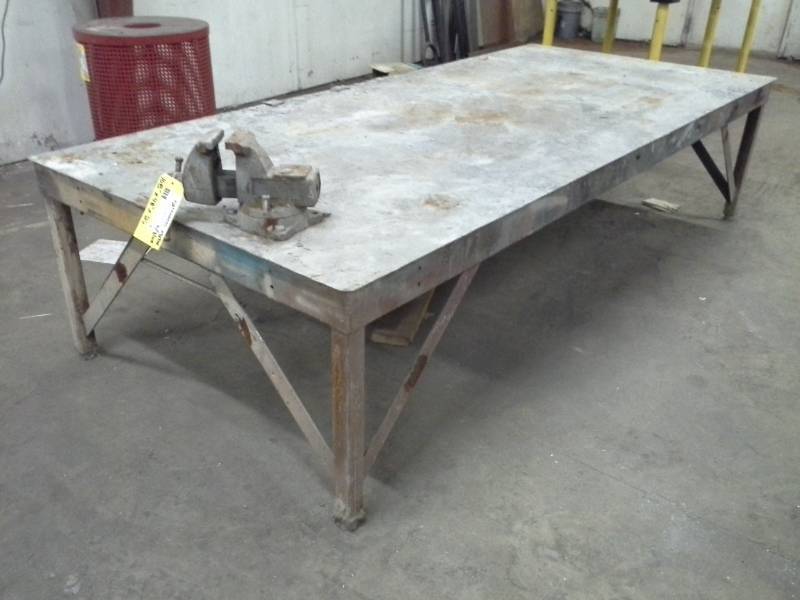 lot 9 image: Metal Shop Table with Bench Vice