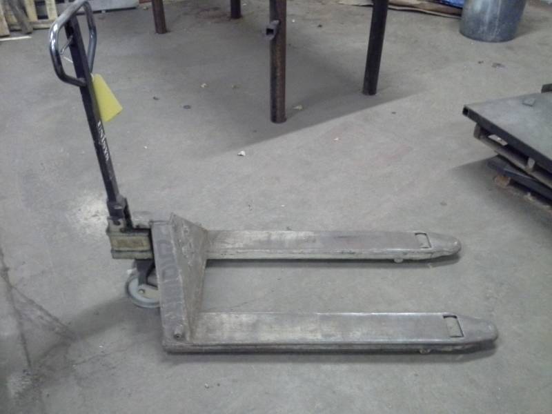 lot 30 image: Unisys 4500lbs. Pallet Truck