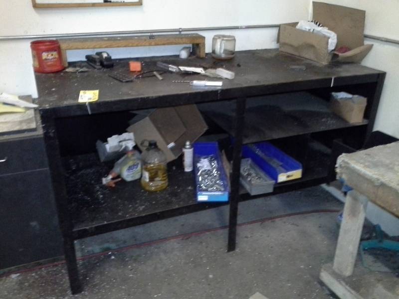 lot 39 image: Metal Table with Shelf Storage