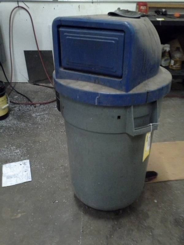 lot 40 image: Rolling Plastic Trash Can with Lid