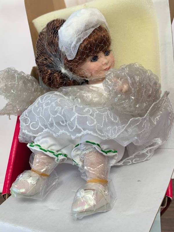 lot 19 image: Marie Osmond White Christmas Rose Bud 20th Anniversary 6 Doll $59 Retail