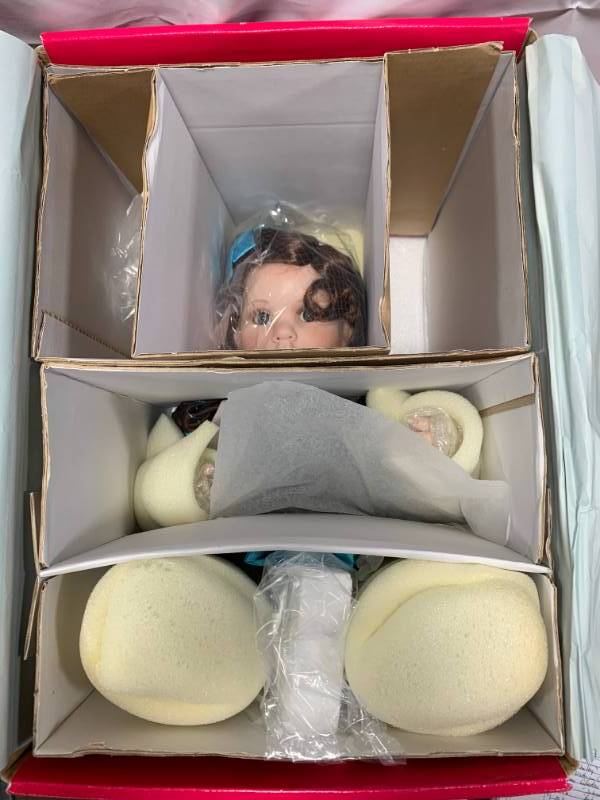 lot 41 image: Marie Osmond Taffeta Porcelain 16 Doll $299 Retail