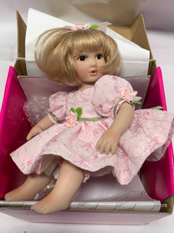 lot 44 image: Marie Osmond Harmony Summertime Porcelain 7 Doll $79 Retail