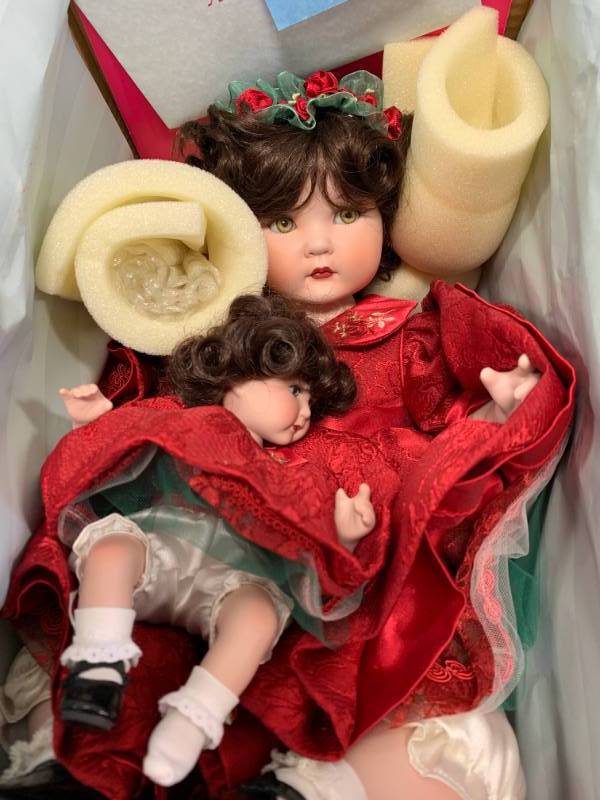 lot 62 image: Signed Marie Osmond American Classic Rose Porcelain 14 Doll $89 Retail