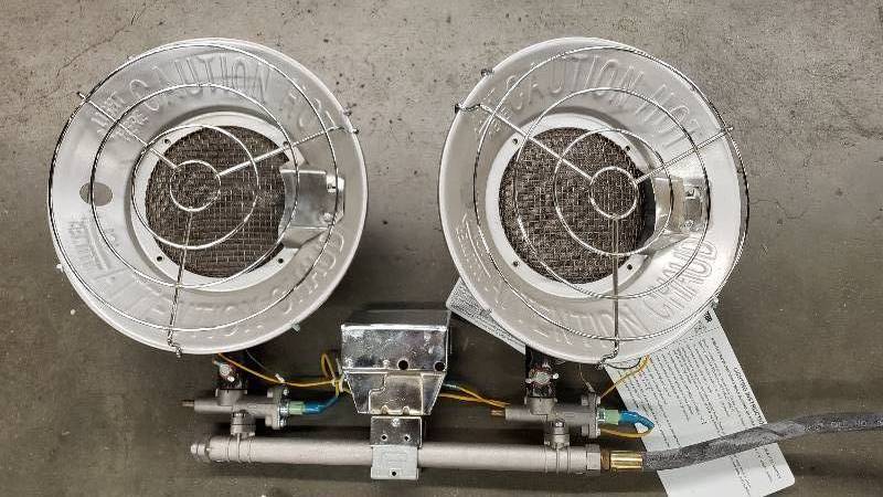 lot 30 image: Master MH-32-TTC LP Tank Top Heater, Variable Output, 32,000 BTU