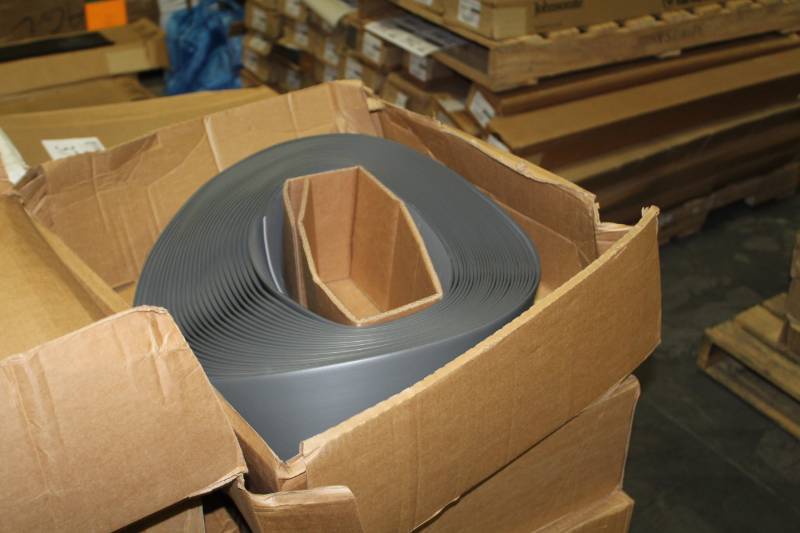 lot 376 image: Lot of (5) Boxes of VPI Wallbase 18x6in. Vinyl Toe Molding Coil CharcoalBlack Brown 96LF