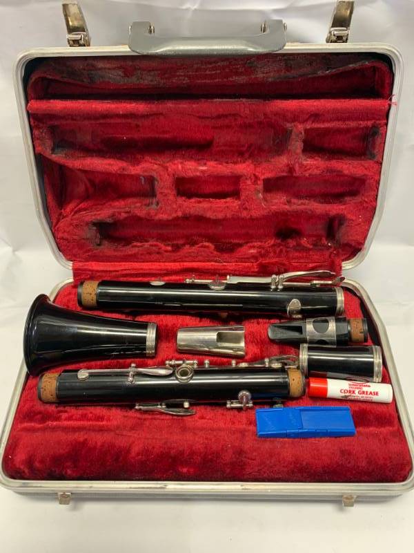 lot 17 image: Bundy Selmer Clarinet w Hard Case & Extras