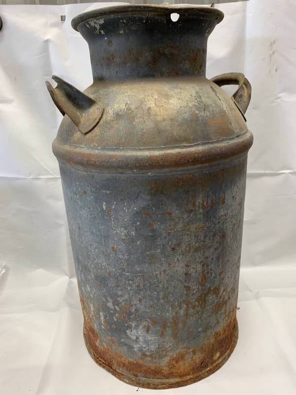 lot 21 image: Vintage Cream Can 23 Tall