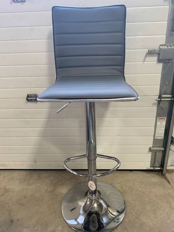 lot 25 image: Brand New Gray $129 Hydraulic Chair
