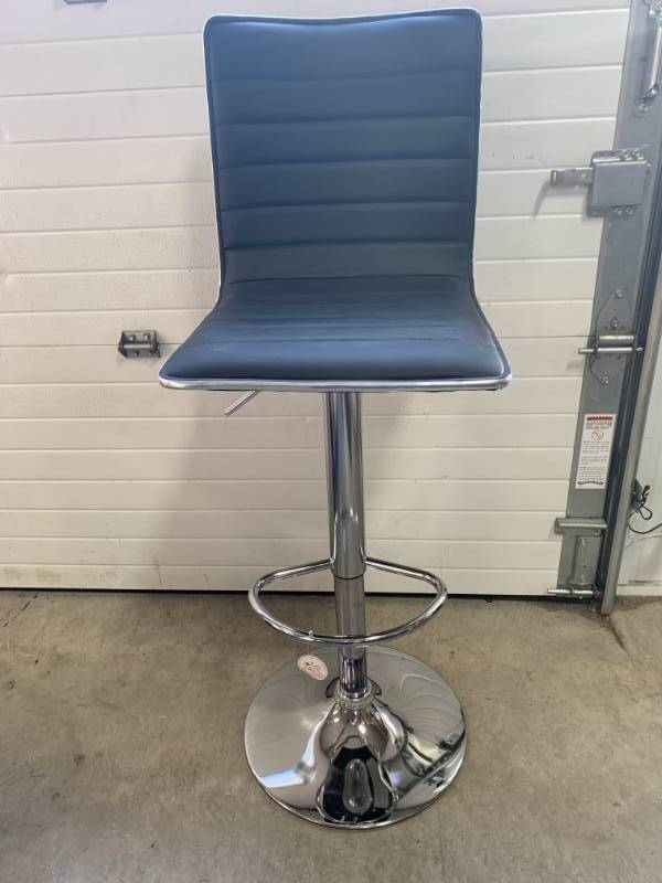 lot 27 image: Brand New Black $129 Hydraulic Chair