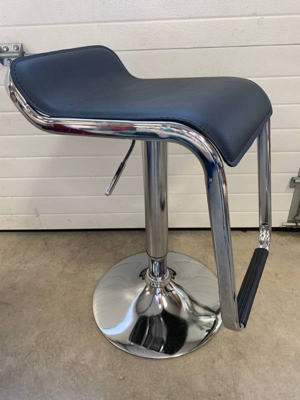 lot 37 image: Brand New Designer Pneumatic Black Chair $99 Retail
