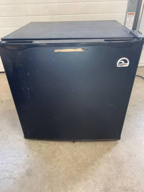 lot 73 image: Igloo Refrigerator  Freezer (works great)