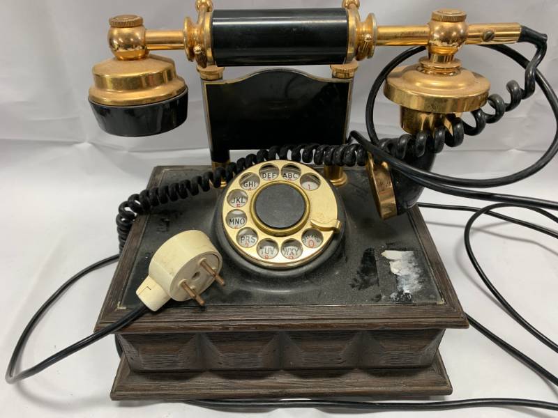 lot 79 image: Old School Telephone