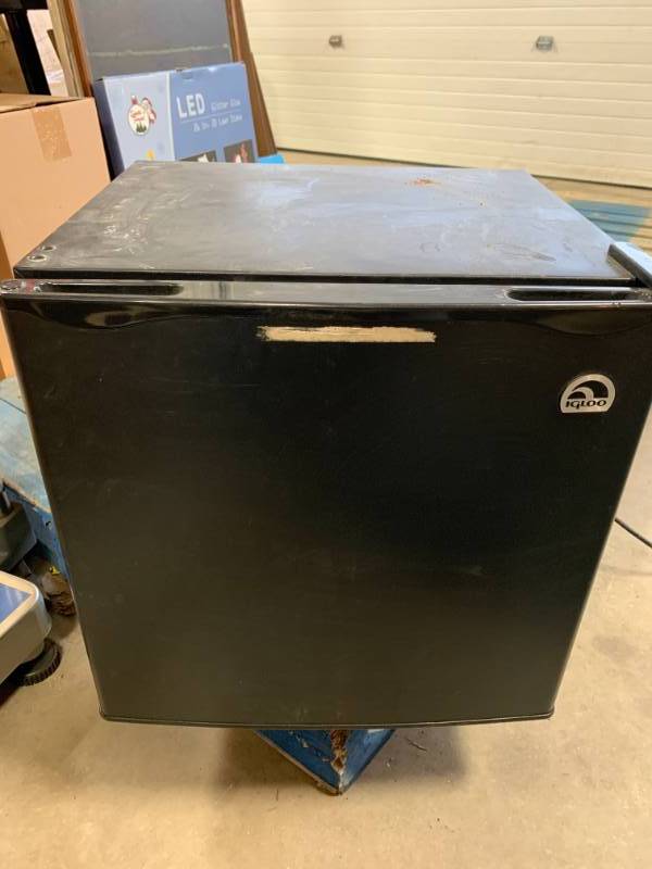 lot 87 image: Igloo Refrigerator  Freezer (works great)