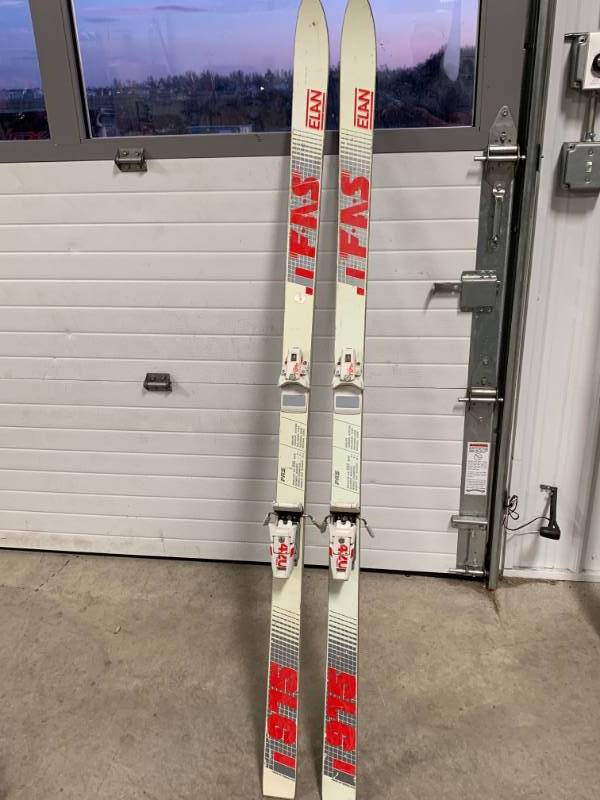 lot 90 image: Elan i975 Snow Skis
