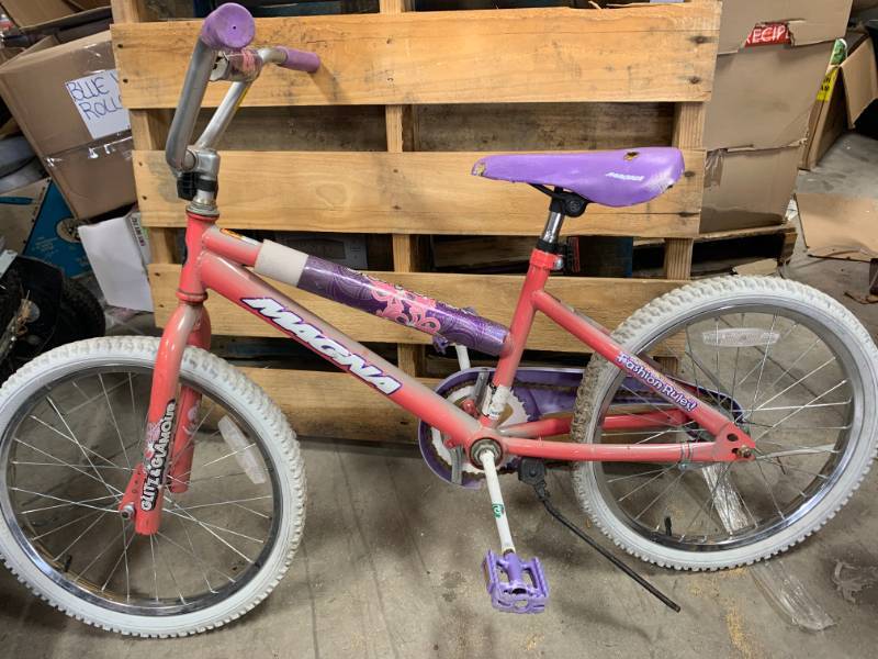 lot 107 image: Magna Girls Bike