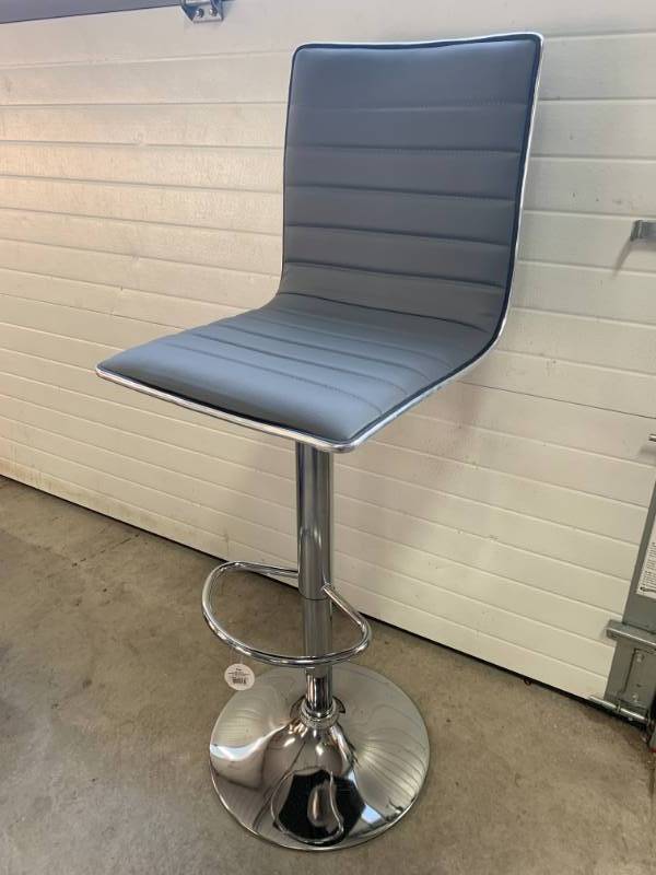 lot 24 image: Brand New Gray $129 Hydraulic Chair