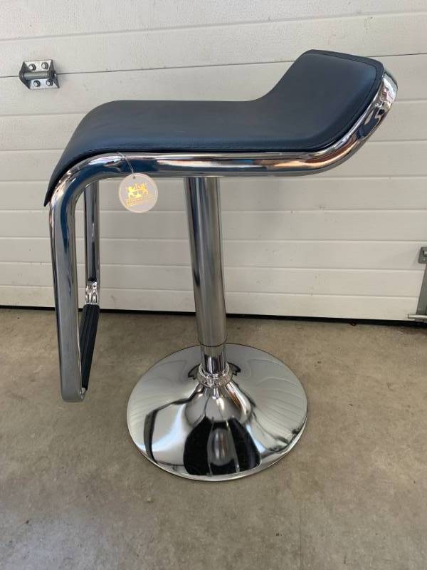 lot 39 image: Brand New Designer Pneumatic Black Chair $99 Retail
