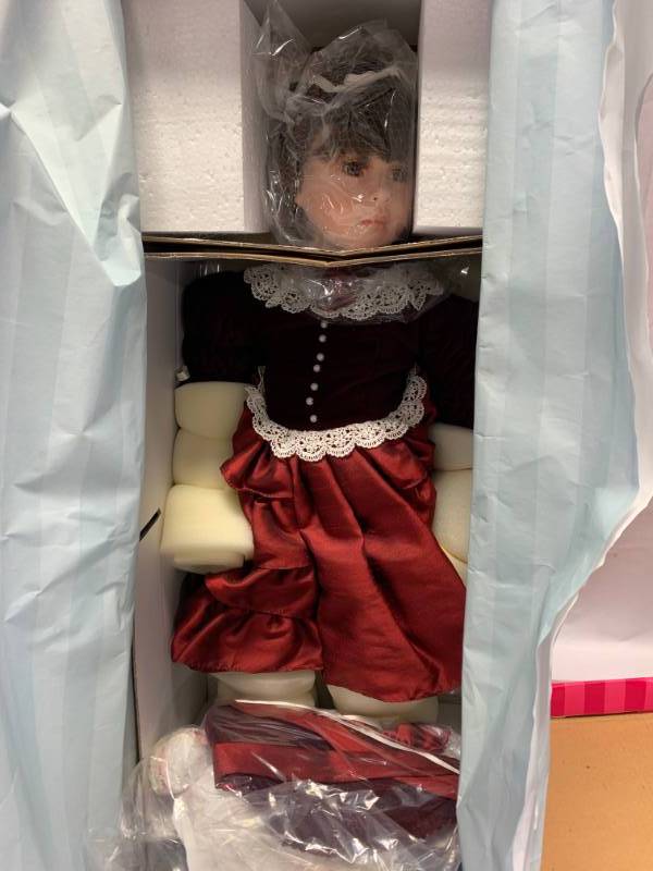 lot 12 image: SIGNED Marie Osmond Civil War Mary Porcelain 23 Doll $130 Retail