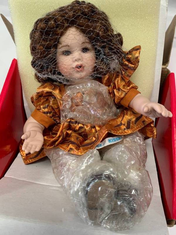 lot 22 image: Marie Osmond Carmel Kisses Tiny Tot Porcelain 7 Doll $40
