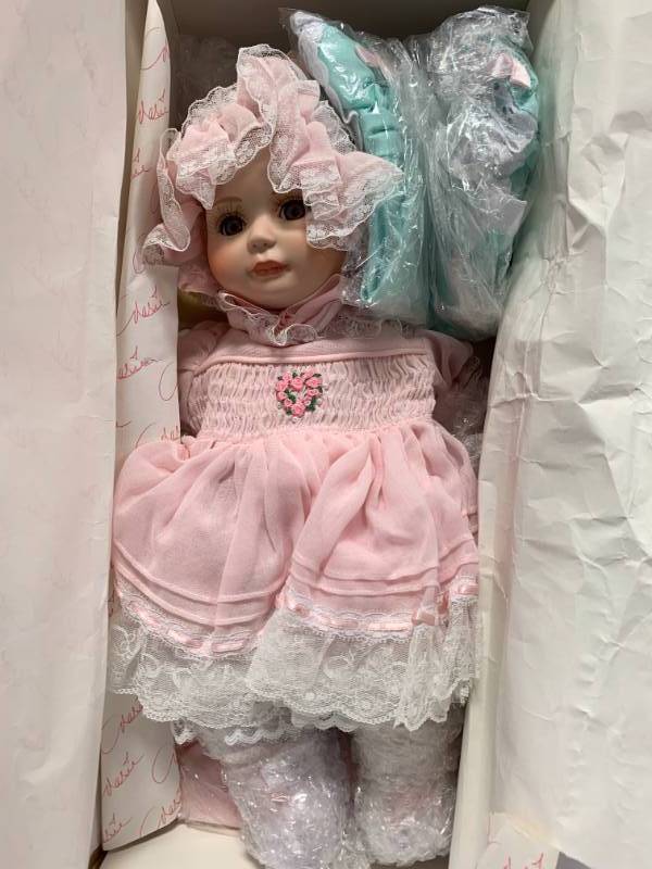 lot 27 image: Marie Osmond Mindy Porcelain 15 Doll $94