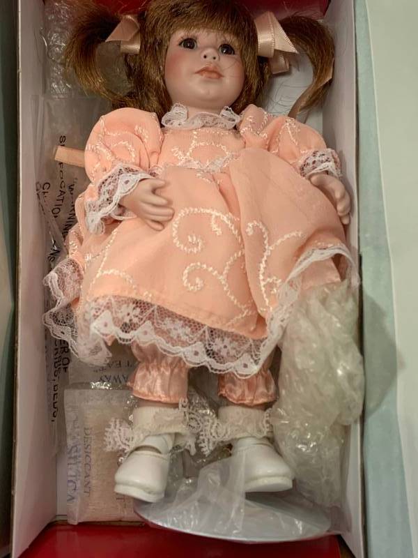 lot 30 image: Marie Osmond Baby Miracles Porcelain 8 Doll $62