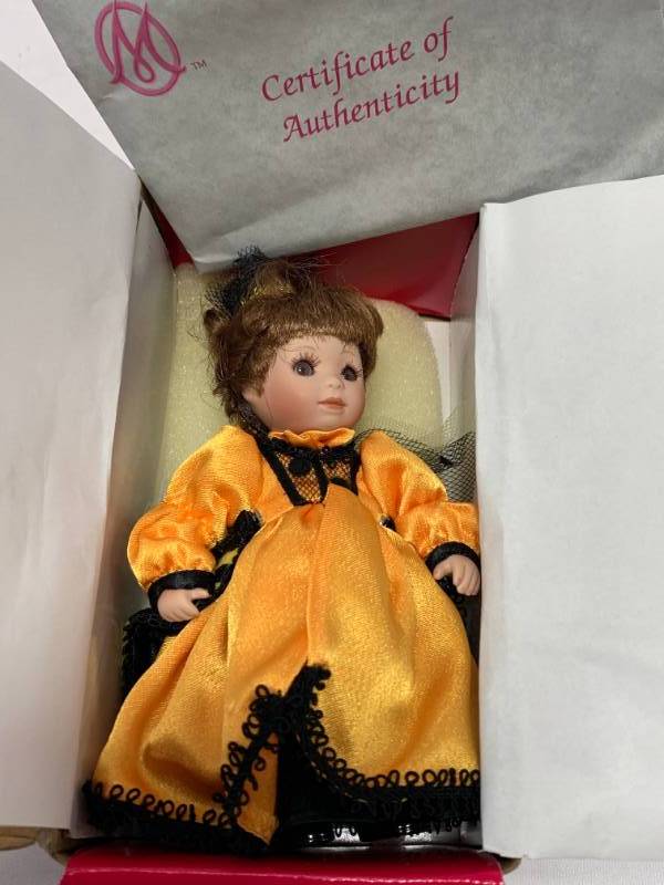 lot 33 image: Marie Osmond Queen Bee Bitty Beauty Porcelain 6 Doll $64.50