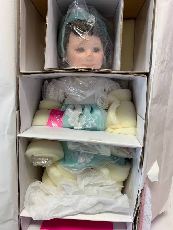 lot 35 image: Marie Osmond Rachel Porcelain 18 Doll $100