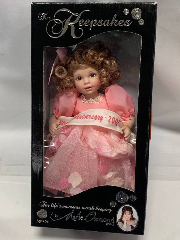 lot 37 image: Marie Osmond MDF 10th Anniversary Porcelain Doll $25