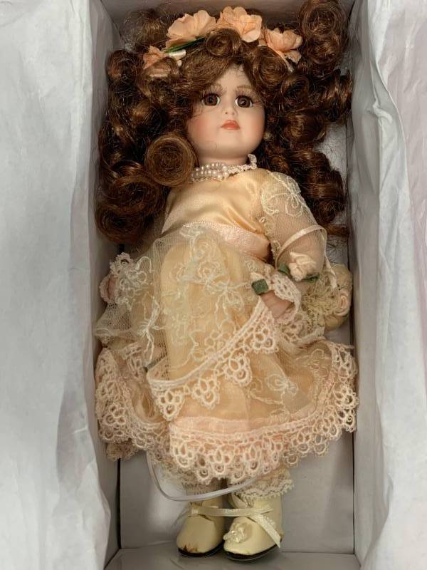 lot 54 image: Marie Osmond Peach Porcelain 9 Doll $79 Retail