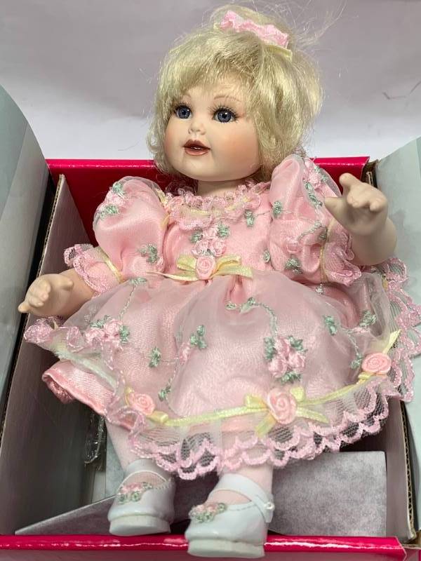 lot 79 image: Marie Osmond Queen Elizabeth Rose Bud Porcelain 7 Doll $41.75 Retail