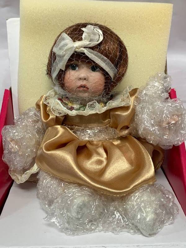 lot 82 image: Marie Osmond Dusty Ann Tiny Tot Porcelain 6 Doll $48 Retail