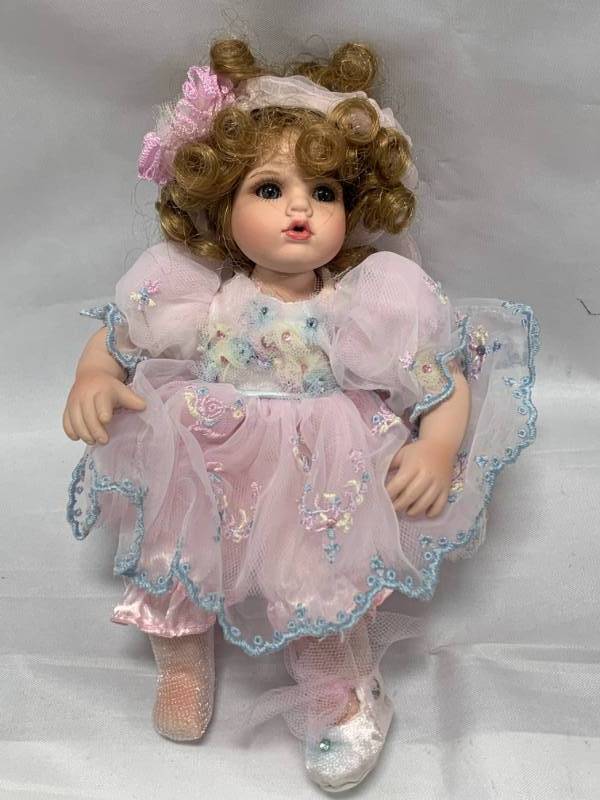 lot 93 image: One Shoe Beauty 7 Porcelain Doll (no box)