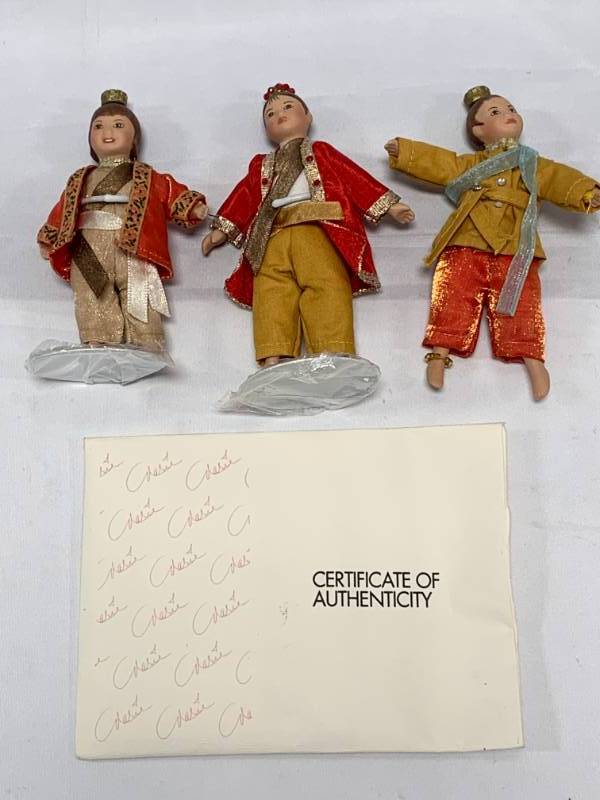 lot 100 image: King and I Siamese Children 5 Porcelain Doll (no box)