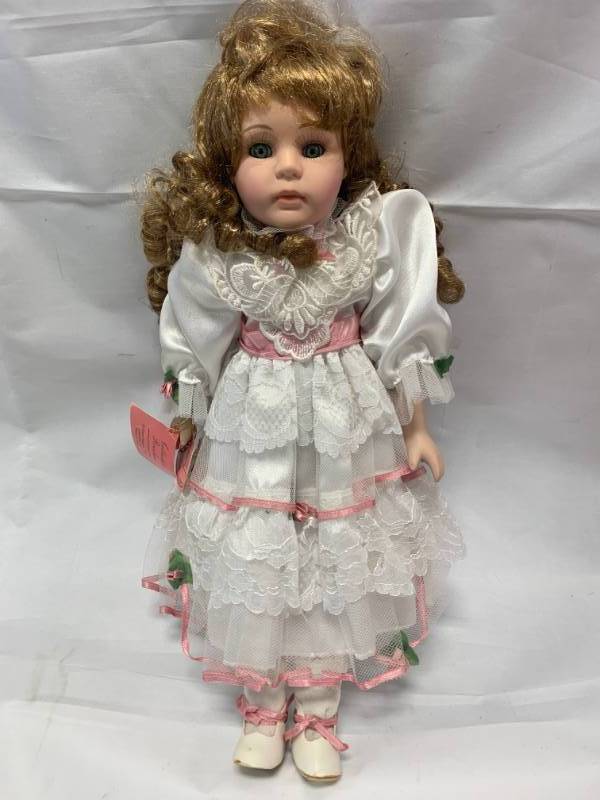 lot 110 image: Show Stopper Jill 16 Porcelain Doll