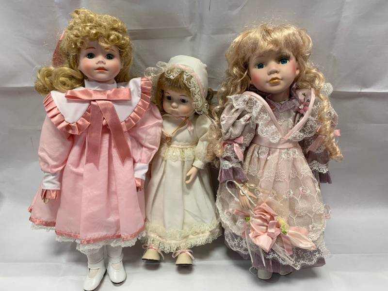 lot 117 image: Lot of 3 Old Dolls