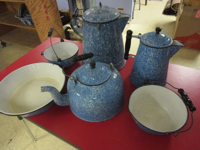 lot 103 image: VINTAGE BLUE SPLATTER ENAMELWARE SET