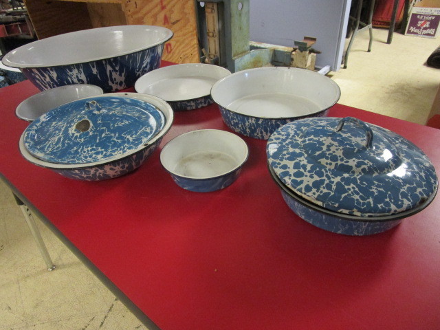 lot 104 image: VINTAGE BLUE SPLATTER ENAMELWARE SET