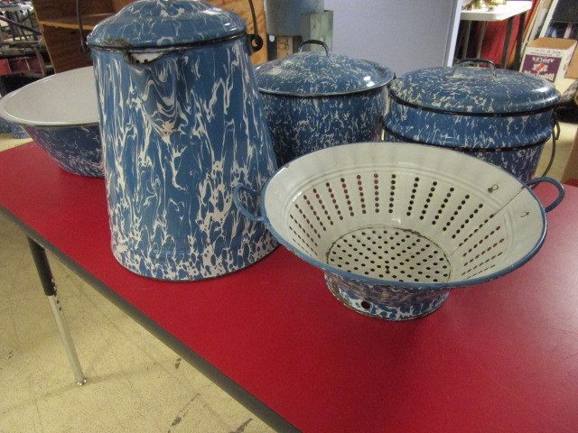 lot 105 image: VINTAGE BLUE SPLATTER ENAMELWARE SET