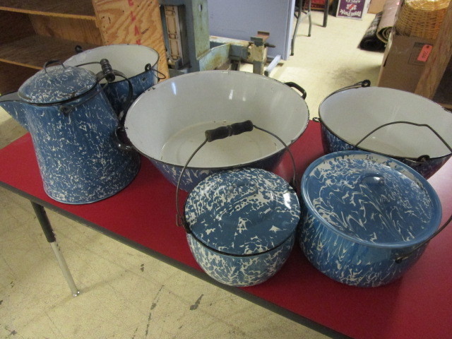 lot 106 image: VINTAGE BLUE SPLATTER ENAMELWARE SET